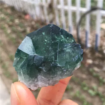 Natūralių kristalų, mineralų, žalia fluorito neapdorotais žalio akmens pavyzdys mokymo